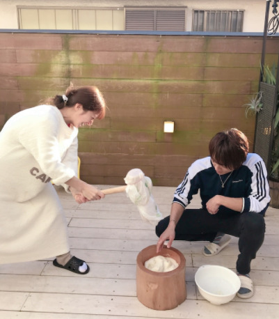 辻希美 自宅バルコニーで家族揃っての 餅つき Shot公開 楽しかったしおいしかったです 21年1月2日 エキサイトニュース