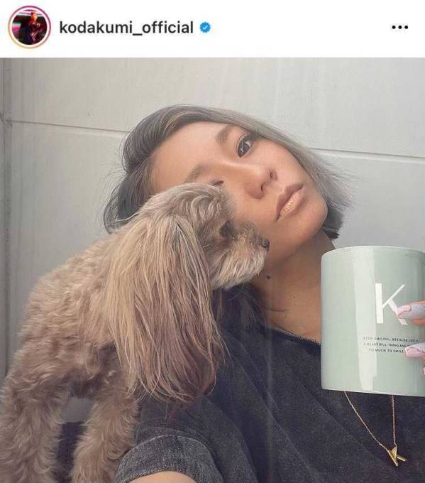 倖田來未 自宅庭での愛犬とのまったりshotに 癒されました 可愛い の声 21年5月5日 エキサイトニュース