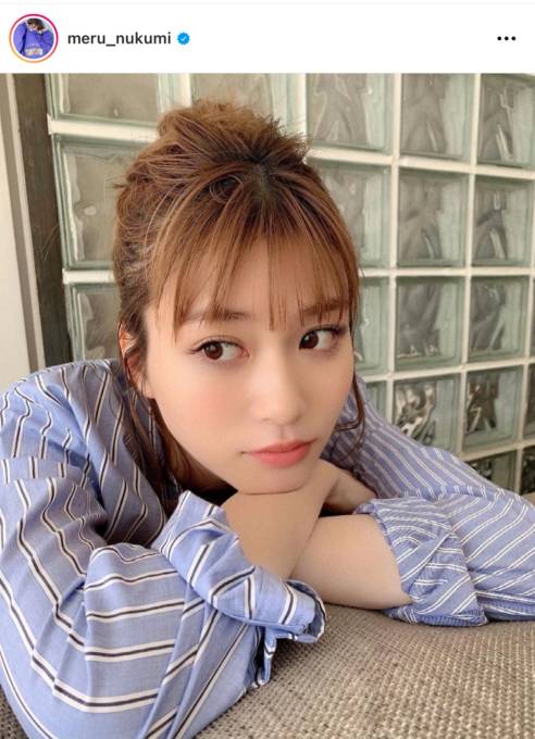 めるる、大人っぽさ溢れるストライプコーデに反響「爽やかで可愛い」「OLっぽい!」 - エキサイトニュース