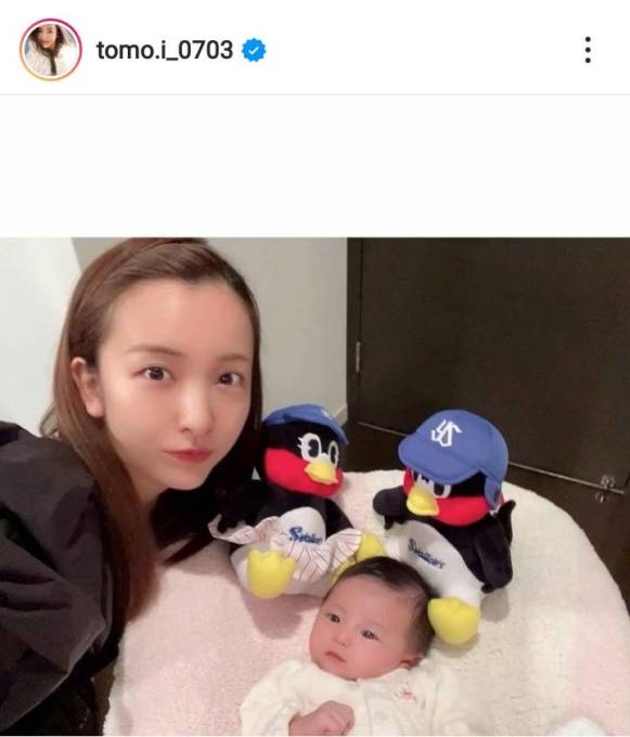 第1子出産の板野友美 長女との2shot 夫 高橋選手を祝福 いつか娘と応援しに行きたいです 21年10月27日 エキサイトニュース