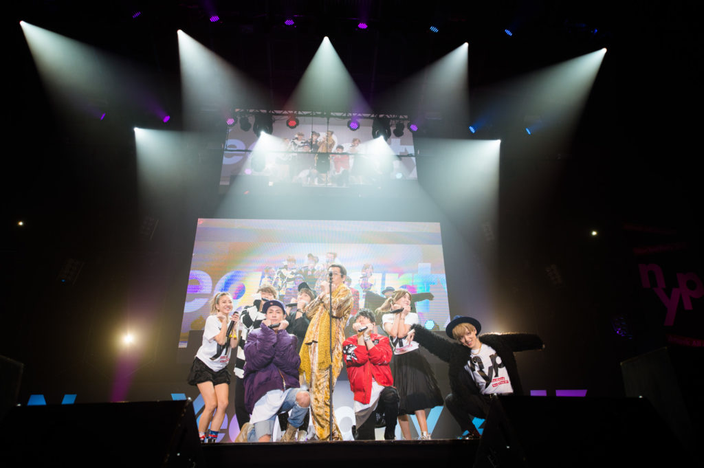 a ピコ太郎のサプライズ登場で Ppap コラボ披露 古坂大魔王との繋がり突っ込まれ そこはふわっと 17年1月5日 エキサイトニュース