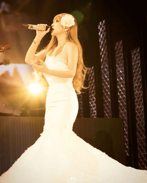 浜崎あゆみ ゴージャスな白ドレス姿写真に 美しい 感謝の言葉も 18年7月23日 エキサイトニュース