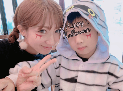 辻希美 息子とお揃いハロウィンメイク写真公開 この顔でこれから買い物 18年11月1日 エキサイトニュース