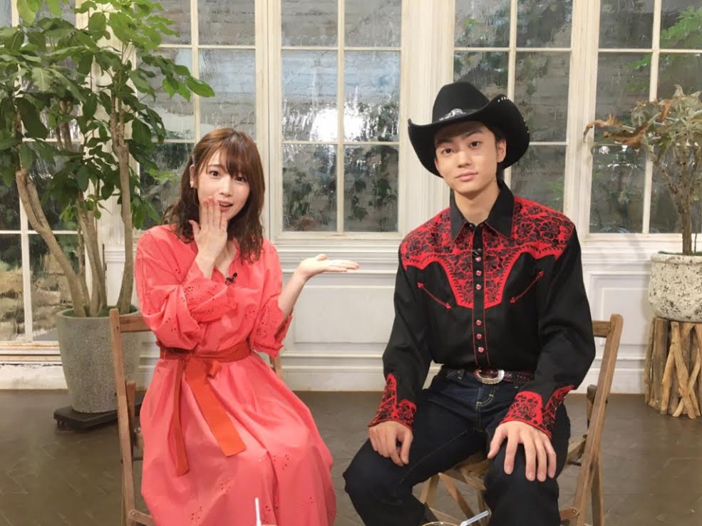 伊藤健太郎 憧れのカウボーイ姿で人気声優 内田真礼と2ショット披露 19年4月11日 エキサイトニュース