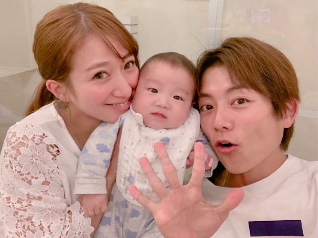 辻希美 杉浦太陽 三男との密着3ショット 5ヶ月記念のおむつアート写真公開 すくすく ムチムチ成長 19年5月9日 エキサイトニュース