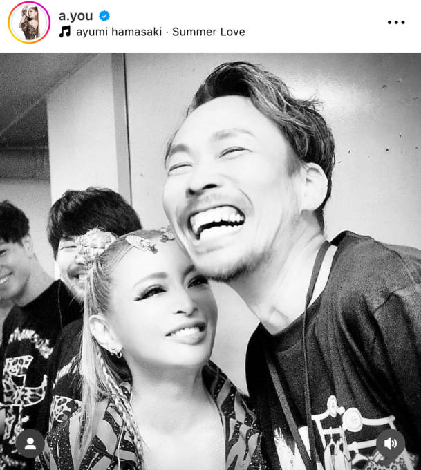 浜崎あゆみ　本人投げ込みボール　ダンサー投げ込みボール　2点セット いつもカップルぽい」浜崎あゆみ、男性ダンサーとのにっこり笑顔SHOTを
