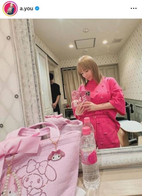 浜崎あゆみ、キュートなピンクコーデ×キラキラネイルSHOTをファン絶賛