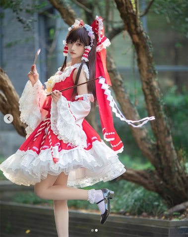 シェンインイン、可憐な巫女姿を披露した『東方Project』博麗霊夢の