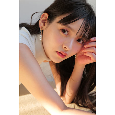 上坂すみれ2nd写真集発売決定、ノースリーブニットに身を包む大人っ