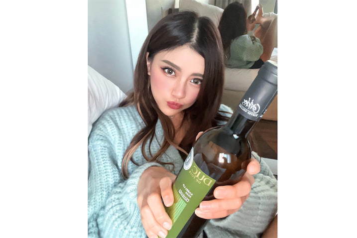 彼氏と宅飲み も実は インスタ映えの理想と現実で人気のヴィエンナ 衝撃の撮影方法が話題に 22年1月24日 エキサイトニュース