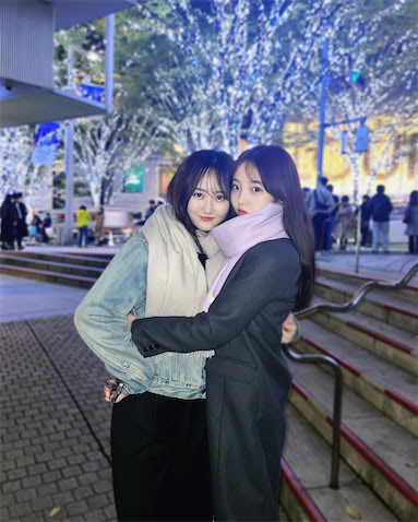 本田真凜、姉妹で”お揃い”マフラーを巻いた仲良しショット公開「透明感