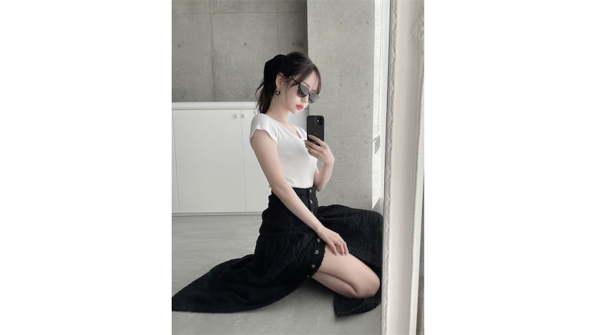 透明肌の美脚に釘付け 中村里砂 色気漂うスリットスカートコーデが 眼福 すぎる 21年6月10日 エキサイトニュース