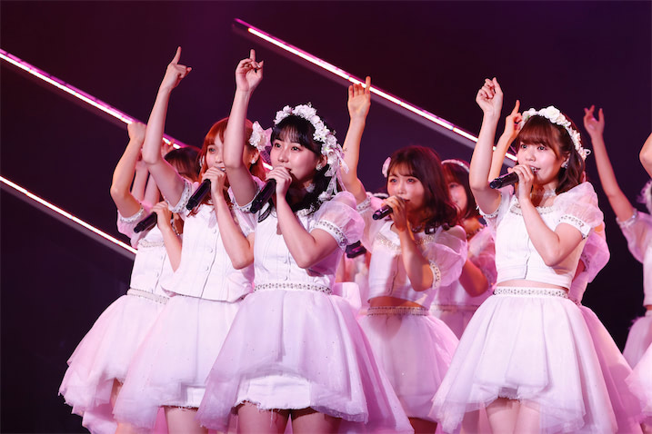 HKT48、10周年記念特別公演2日目、卒業する村重杏奈は感極まって涙 