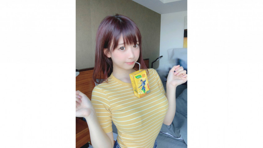 服着てるのにすごいパワーだ Yami ジュースを乗せた衝撃の着衣巨乳写真が話題に 年8月27日 エキサイトニュース