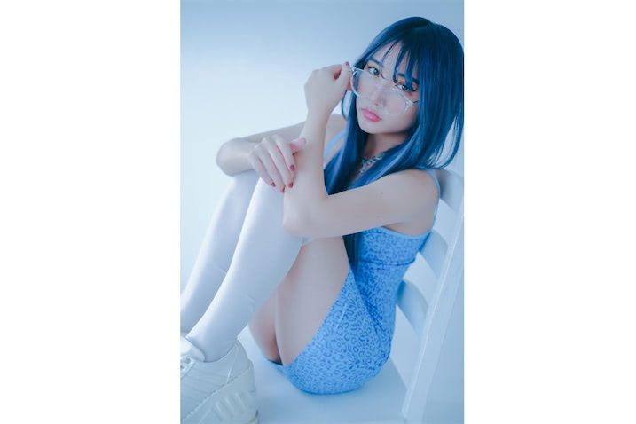水沢柚乃 髪色から美脚伸びるキャミワンピまでブルーで統一された お洒落かつ美しい カットを公開 年11月12日 エキサイトニュース