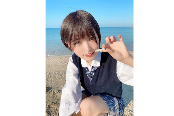 猫田あしゅ 浜辺で生足きらめく制服ショットを披露 清純派美少女 透明感すぎい の声 年12月8日 エキサイトニュース