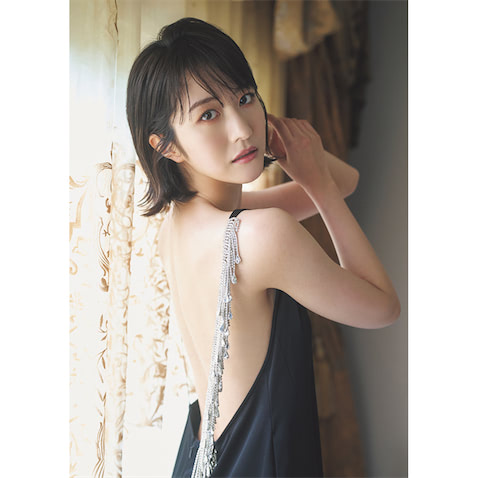 土生瑞穂が『週プレ』で美背中を大胆披露、グループ卒業後初ソロ表紙を