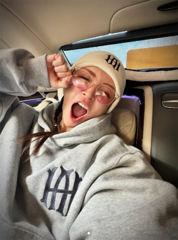 浜崎あゆみ、ニット帽姿ではしゃぐ自撮りショットに反響「可愛いすぎ