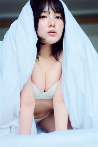 専用出品です。す様ご注文分　田口愛佳他 AKB48 田口愛佳、1st写真集より“ほぼすっぴん”白ランジェリー姿の先行