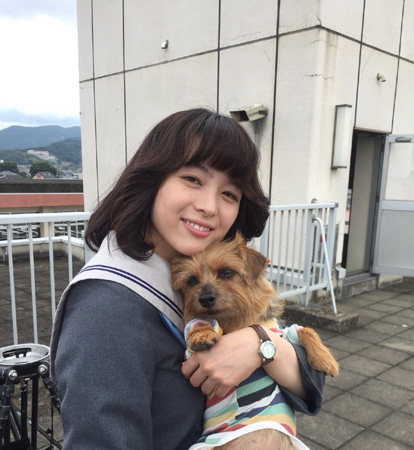 清野菜名 今日から俺は 犬を抱き抱え姿が可愛すぎ 18年9月10日 エキサイトニュース