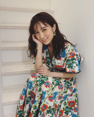 石川恋 笑顔の花柄ワンピース姿にファン 綺麗だわ 年4月8日 エキサイトニュース