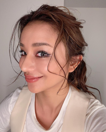 高橋メアリージュンがオフィシャルブログ更新 ウェットなまとめ髪スタイル公開 エキサイトニュース