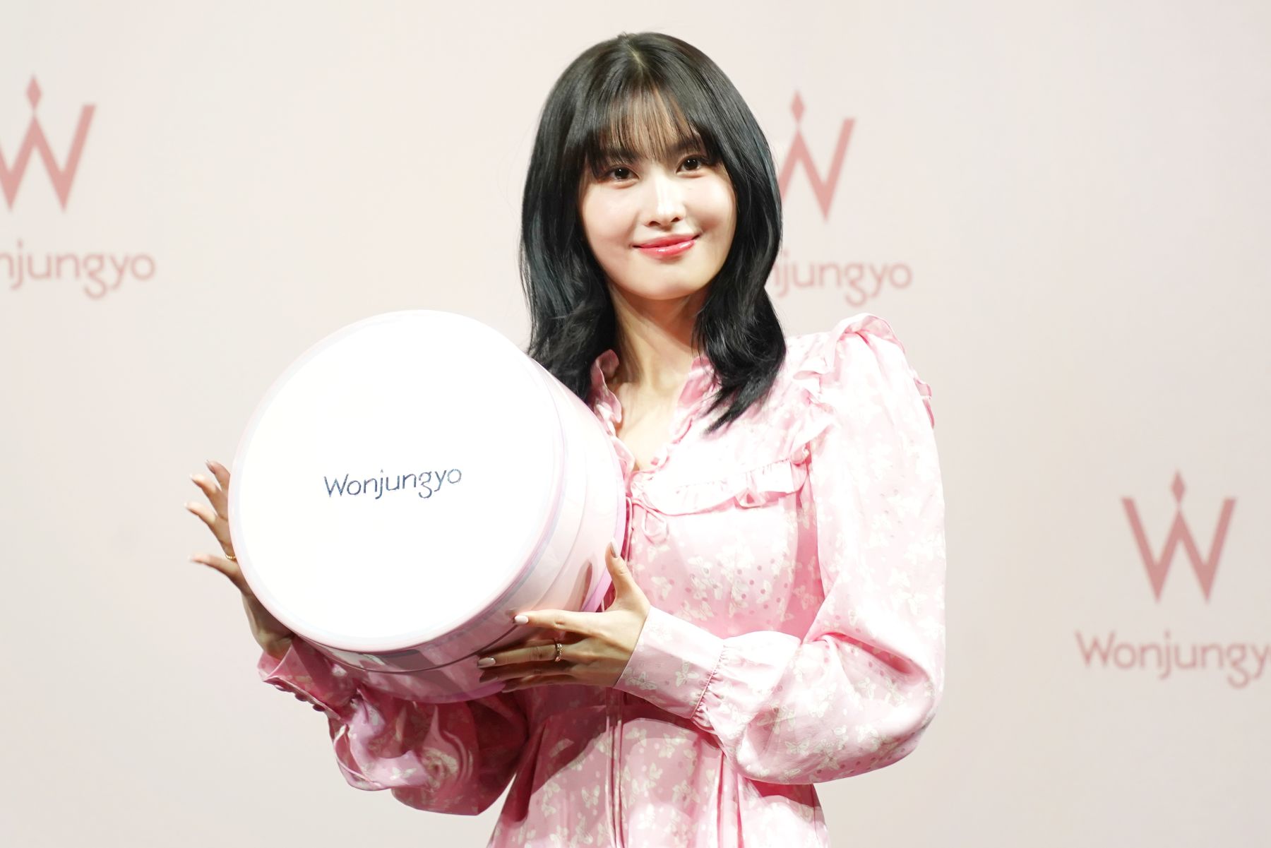 TWICE・モモ、おすすめの美容法を公開！ 「Wonjungyo」新商品発表会 