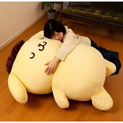 ポムポムプリン」全長105cmの超ビッグぬいぐるみが王冠＆マント付きの