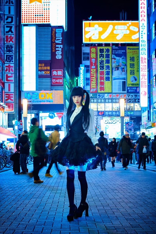 夜の街を 東京女子 がキラキラさせる 絶対領域を照らす 新感覚の 光るスカート エキサイトニュース