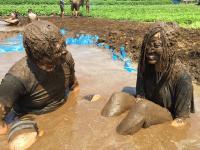 泥のプールに全身浸かる「マッドランドフェス」を体験してきた