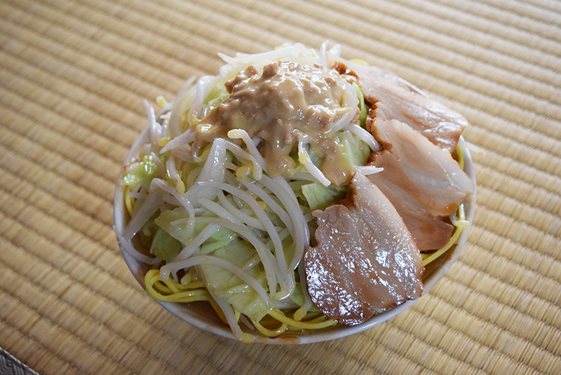 リアル過ぎる二郎系ラーメンの食品サンプル 要望次第でチャーシューの厚みの変更も - エキサイトニュース