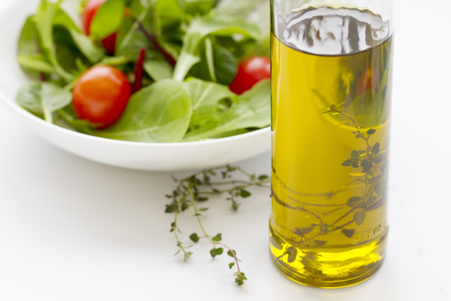 Чем заменить оливковое масло. Салат с оливковым маслом. Салат с маслом растительным. Оливковое маслдля салата. Оливковое масло Япония.