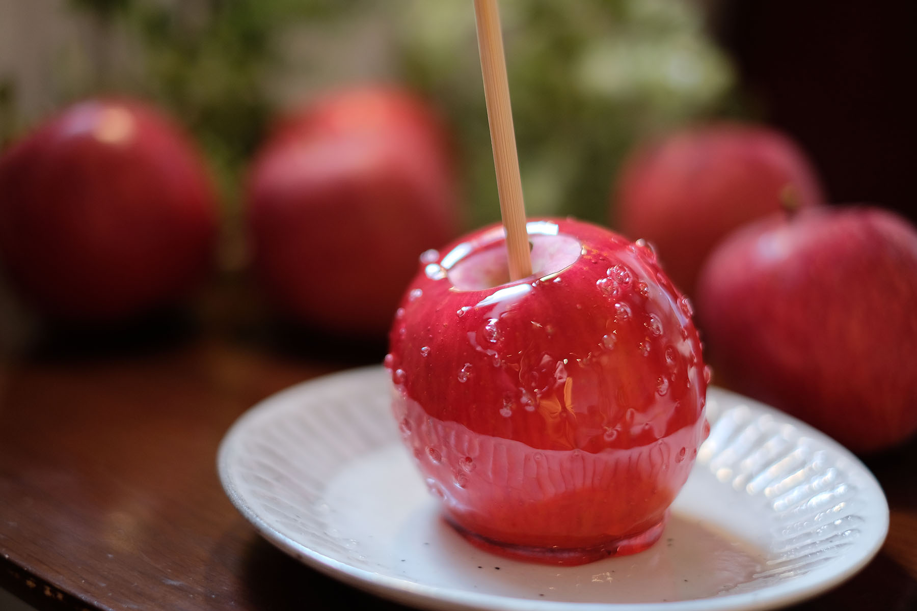 夏祭りの定番 りんご飴 はどうやって食べるのが正解 エキサイトニュース