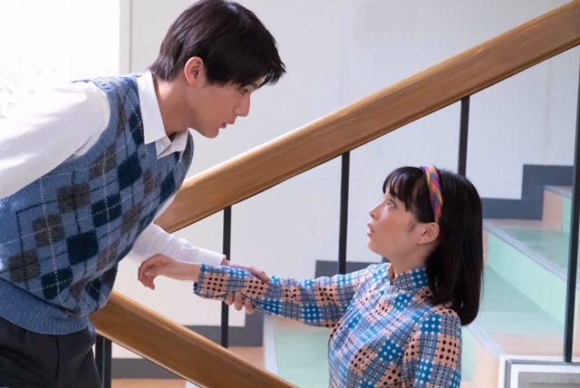なつぞら」73話。なつ、四つん這いで階段を降りる。広瀬すずのポーズが