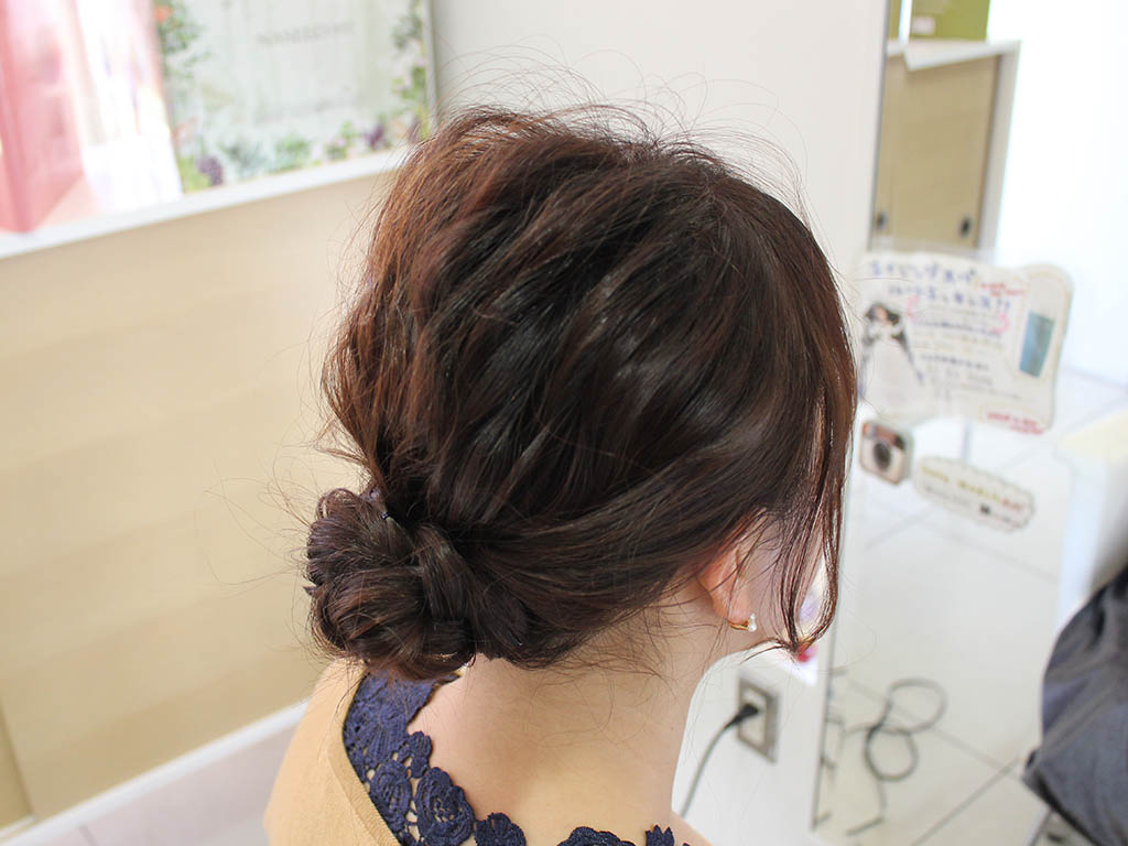 普通のお団子ヘアに飽きてきた人に ルーズな メッシーバン でこなれ感を手に入れる 17年4月10日 エキサイトニュース