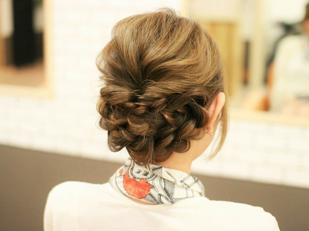 くるりんぱにして三つ編みをまとめるダケ 実は簡単パーティーヘアセット 17年8月26日 エキサイトニュース