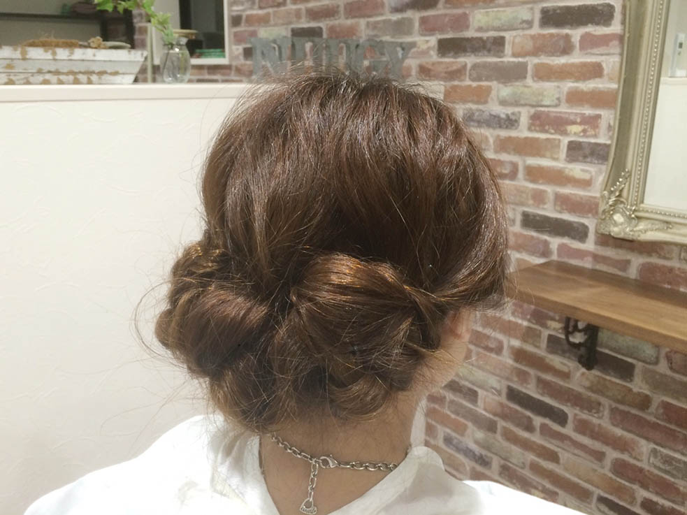 不器用さん向けヘアアレンジ 実は簡単にできるギブソンタックでアップスタイルに挑戦 17年10月日 エキサイトニュース