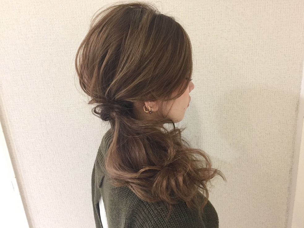 簡単かわいいヘアアレンジ くるりんぱ の片側寄せワンサイドで女っぽさ満点に 17年3月30日 エキサイトニュース