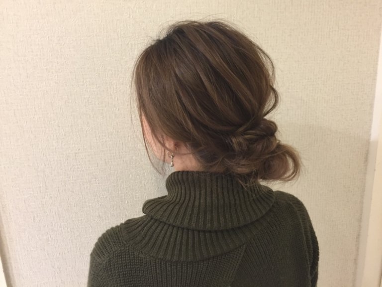 サイドの髪を巻きつけるだけ 輪っかお団子 三つ編みヘアアレンジで楽チンこなれスタイルに 17年4月9日 エキサイトニュース