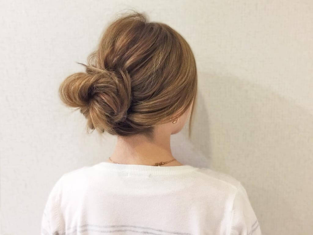 暑い日はアップスタイルに お花みたいな簡単お団子ヘアアレンジでゆるリラックス 17年7月26日 エキサイトニュース