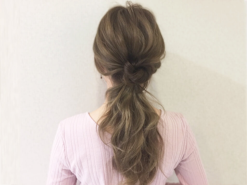 低めポニーテールにお花アレンジでアクセントを 初心者さん向け簡単ヘアアレンジの作り方 17年8月25日 エキサイトニュース