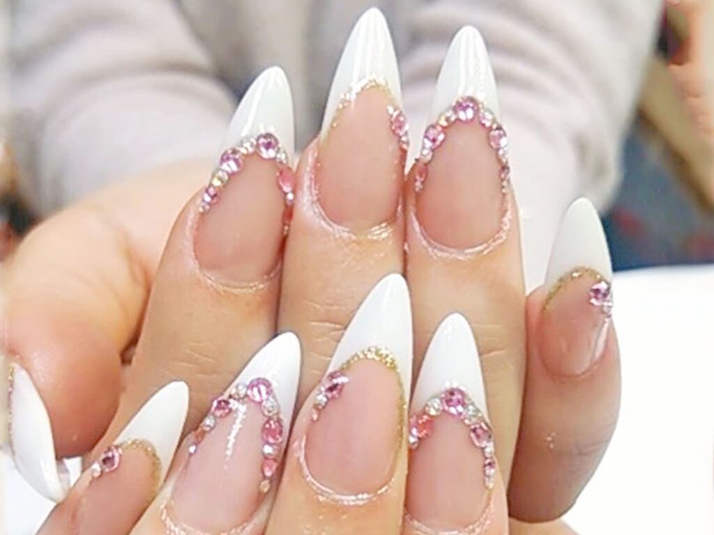 定番フレンチに飽きたら 遊び心のある変形フレンチネイルで大人かわいく 18年3月1日 エキサイトニュース