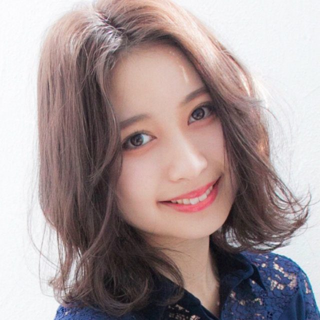 どんなヘアスタイルも相性抜群 美人度upを約束する センターパート で簡単イメチェン 17年10月24日 エキサイトニュース どんなヘアスタイルも相性抜群 美人度upを約束する センターパート で簡単イメチェン 17年10月24日 エキサイトニュース
