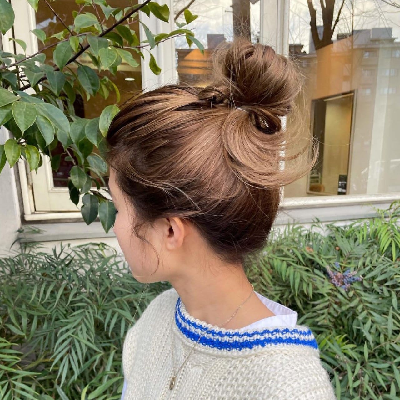 シルエットでアカ抜け 即マネできる 大人可愛いお団子ヘア の作り方 21年3月1日 エキサイトニュース