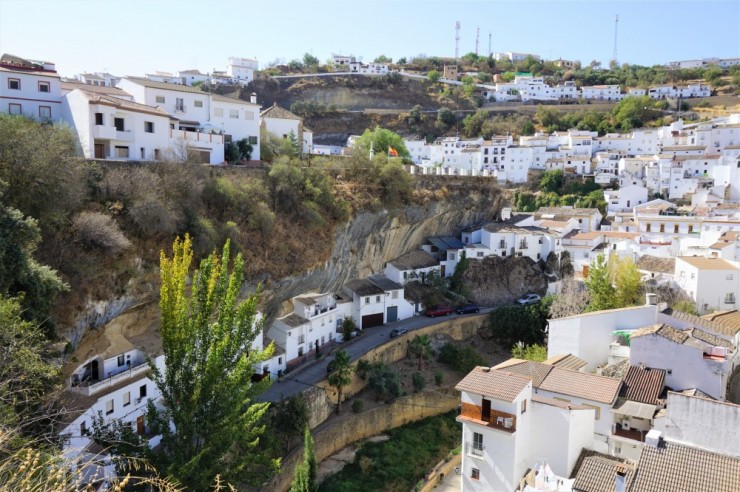 巨岩に押しつぶされそう！？異次元の世界みたいなスペインの白い村