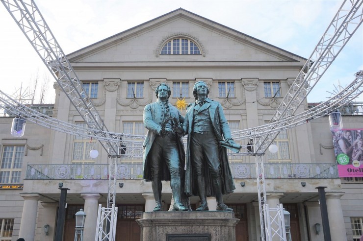 ゲーテ像前はスケートリンクに！ドイツの世界遺産の町・ワイマールの