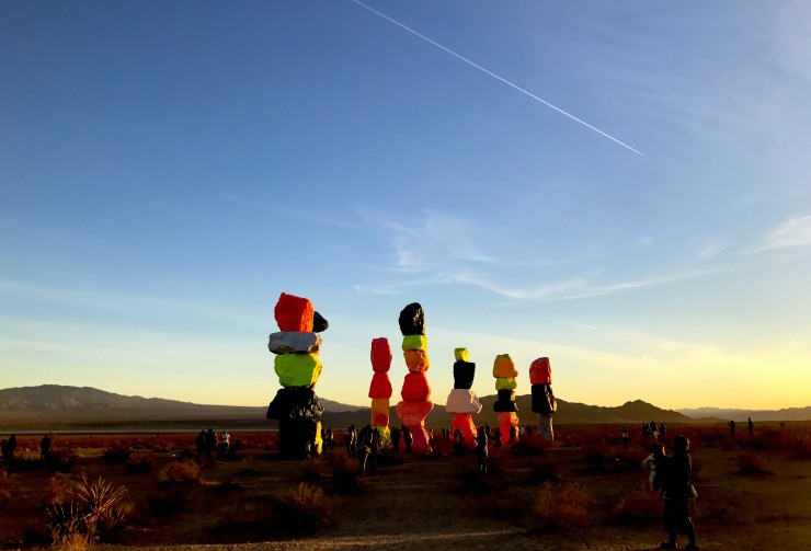 アメリカ・ネバダ州の荒野にそびえ立つ圧巻のカラフルアート「セブン