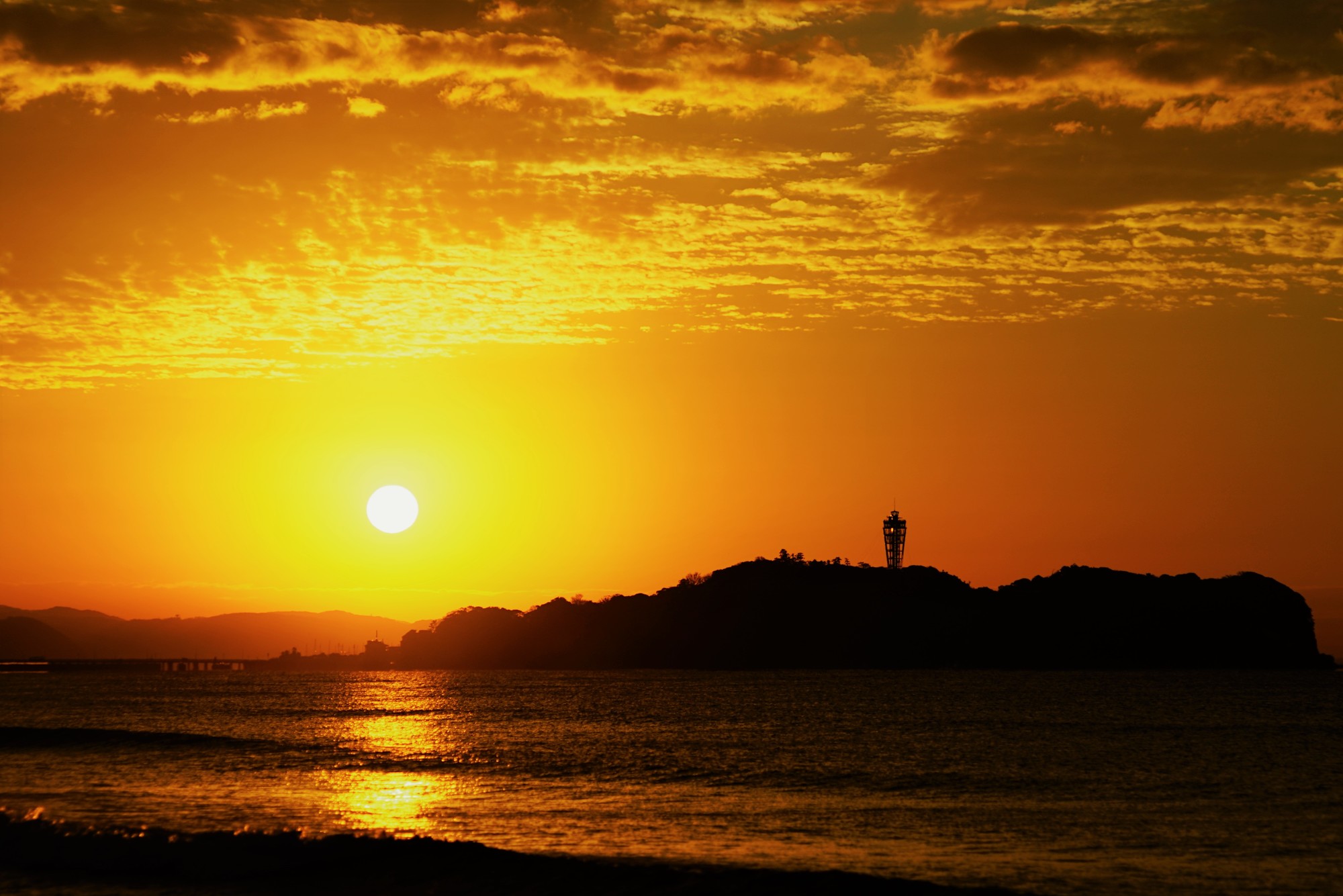 オレンジにきらめく海に感動 江ノ島で出会う 初日の出 17年12月28日 エキサイトニュース