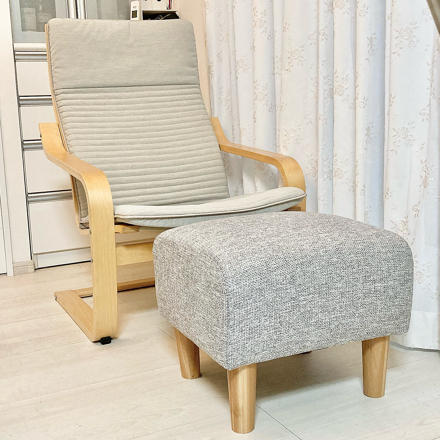 のんびり腰かけていつまでも心地よく。IKEAのポエングで作るリラックス