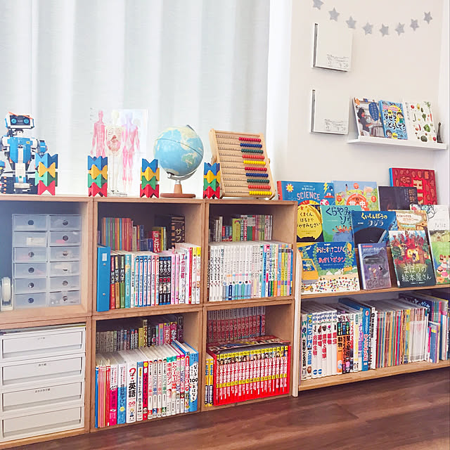 お子様が進んで手に取りたくなるように、絵本の表紙を見せて興味を引くディスプレイ絵本棚です。 絵本に親しめる環境づくりを♪お子さんが喜ぶ絵本棚の活用実例集